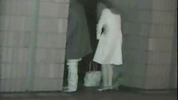 Heiße brünette Lehrerin mit großen Möpsen fickt reife hausfrauen gratis in einer Klasse