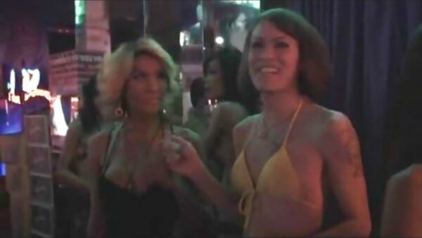 Lüsterne, vollbusige Blondine hausfrauen reiche sex und ihre Sammlung von Sexspielzeugen