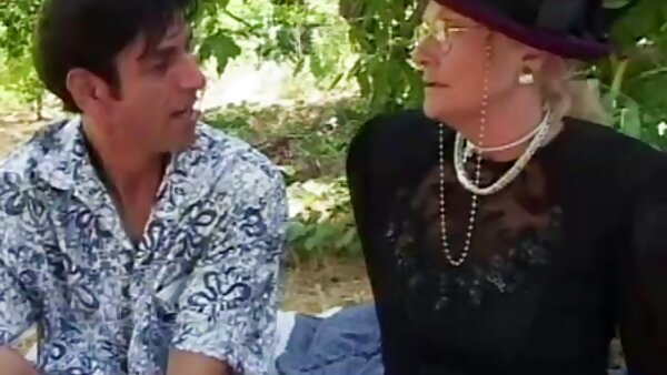 Böse blonde Schlampe mit buschiger Möse reitet kräftig groß hausfrau sexy