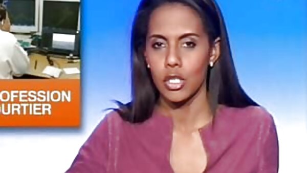 Die verführerische blonde hausfrauen sex markt Herrin Sandy füllt ihre Möse mit einem roten Dildo