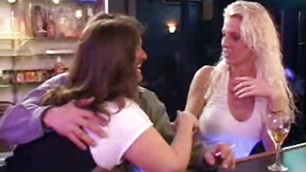 Zu spermasüchtige, dünne Küken mit schönen hausfrauen date Ärschen sind bereit für einen Gruppenfick