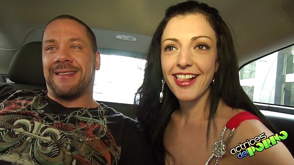 Reifer Mann isst und fingert Nicole Aniston, hausfrauen erotik bevor er sie seinen Schwanz reiten lässt