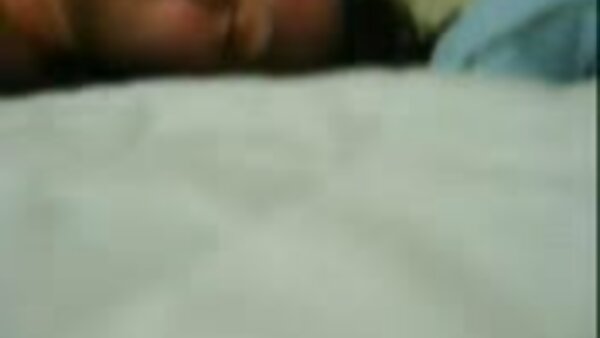 Die mollige brünette Lehrerin Cherry nackte reife hausfrauen Blush zieht ihr Höschen aus und zeigt ihre pralle Muschi