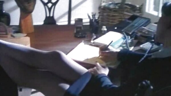 Die große langbeinige Tranny Allysa Etain fickt die haarige Möse einer bösen hausfrauen gratis Freundin