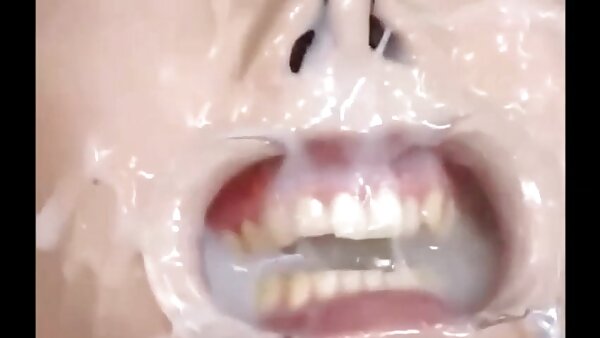 Hussy brünette Amateurin beißt Penis und sexsüchtige hausfrauen gibt Deepthroat-POV-Blowjob