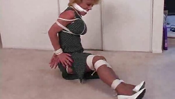 Die versaute blonde Hacke Elizabeth Bentley neckt einen Typen und gibt ihm einen Kopf reife hausfrauen