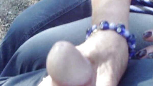 Frau mittleren Alters mit üppigen Brüsten, Stacy Ray, zieht sich reife nackte hausfrauen aus und masturbiert Schlitz