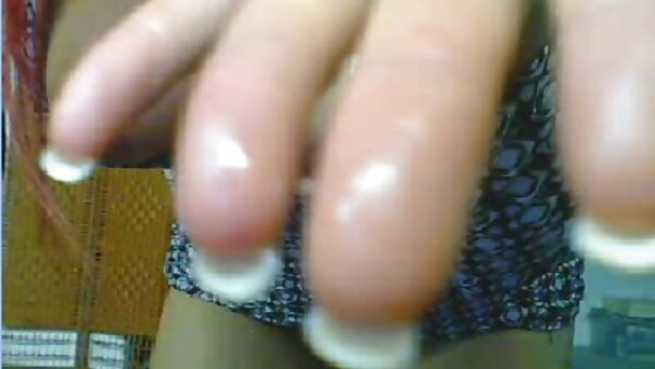 Dirne im kurzen Rock zieht Höschen aus und neckt mit hausfrauen chat leckerer kahler Muschi