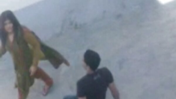 Verführerische Merry reibt feuchte hausfrauen por Muschi mit Fingern in Solo-Video