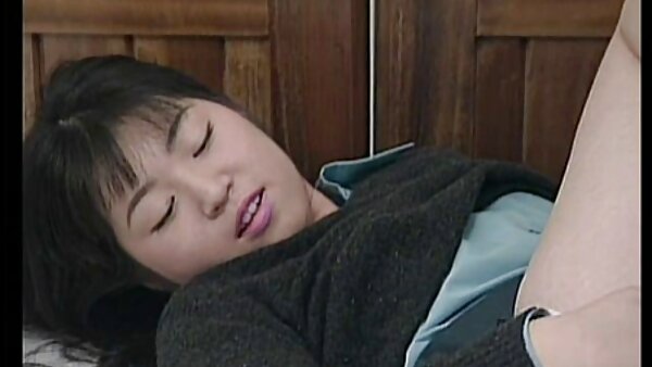 Lockige Glamour-Blondine spreizt ihre Strumpfbeine und entblößt ihre Muschi hausfrauensexvideos