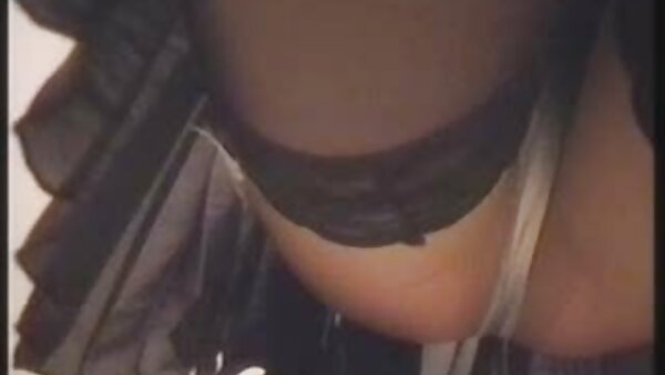 Perverse Oma gibt einem verwöhnten jungen Typen einen Blowjob und einen reife nackte hausfrauen Tugjob