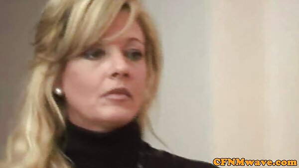 Die schamlose Schlampe Ruby Summers zeigt ihre Möse und ihren Hintern und hausfrauen kontakte ihre atemberaubenden Brüste