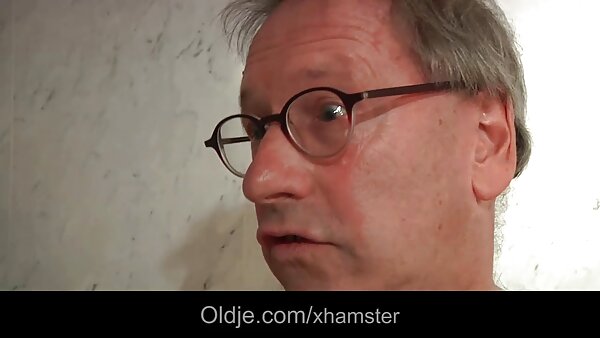 Lustvolle Brünette in Strümpfen wird mit hausfrauen privat sex dem Finger in ihre Muschi gefickt