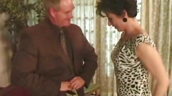 Hübsche Brünette mit glattem Arsch deutsche hausfrauen beim sex Angelina Crow beglückt zwei heiße Schwänze