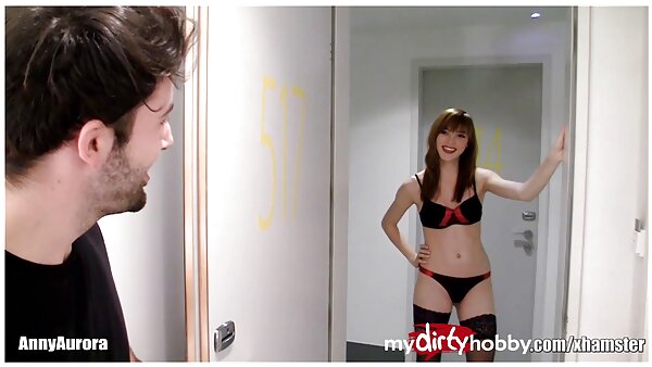 Nikki Sexx große reife blonde Schlampe mit falschen Titten bläst und fickt auf einem Scheunenhof. hausfrauen chat