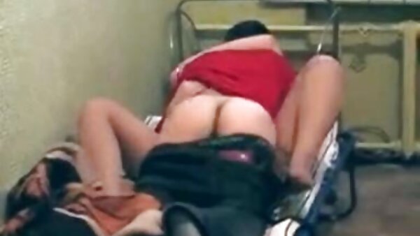 Vollbusiges heißes schwarzes Mädel sexy hausfrauen wird schmerzhaft in Mischpose gefickt