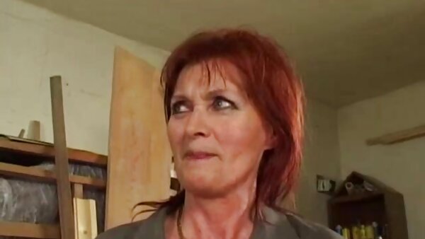 Gut sexsüchtige hausfrauen gekleidete blonde Hure schluckt massiven Schwanz ihres Typen