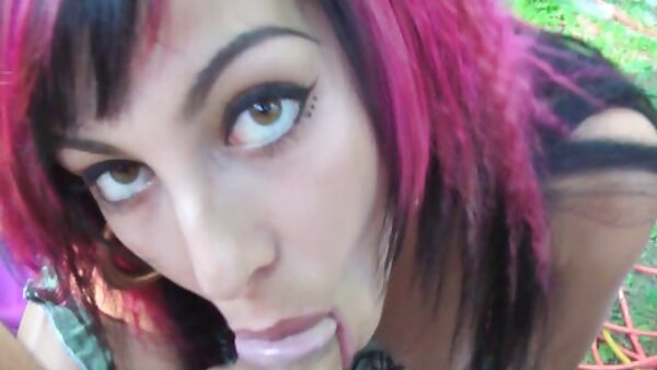 Knisternde Tussi mit prallem Arsch Nickey Huntsman lutscht und reitet Schwanz alte hausfrauen sex in heißer POV-Szene