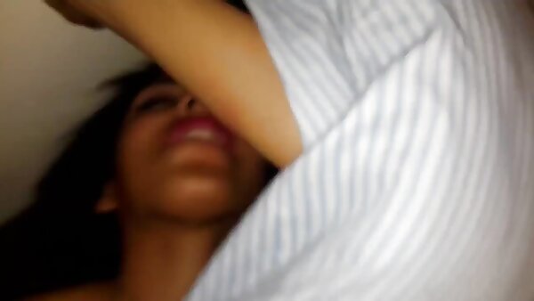 Lustvolles Küken pisst reife hausfrauen bumsen und masturbiert ihre nasse Muschi