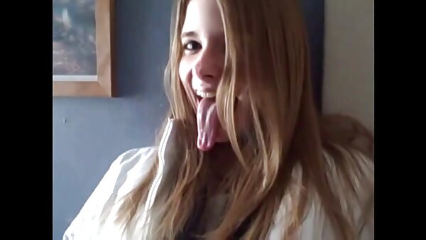 Das sexy blonde Luder deutsche hausfrau sex Adrianna Nicole gibt in ihren tollen Dessous einen Footjob