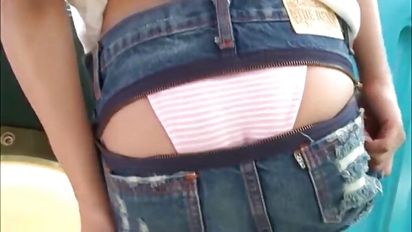 Ginger Babe im Lederharness-BH Sherice zeigt Titty hausfrauen lesben und Pussy