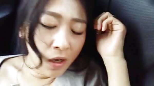 Atemberaubende vollbusige Brünette verführt Kerl seitensprung hausfrauen und gibt ihm einen schlüpfrigen Blowjob