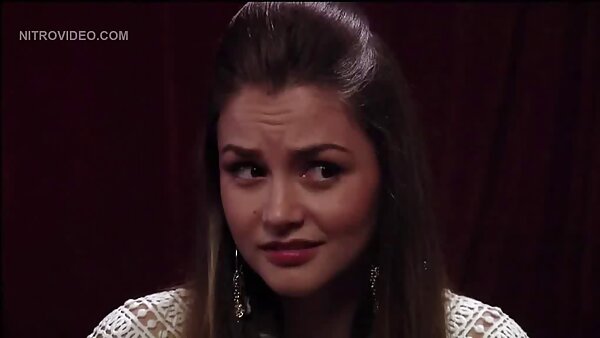 Tätowierte Tussi reitet Schwanz bumsen hausfrau rückwärts und gibt leckeren Blowjob