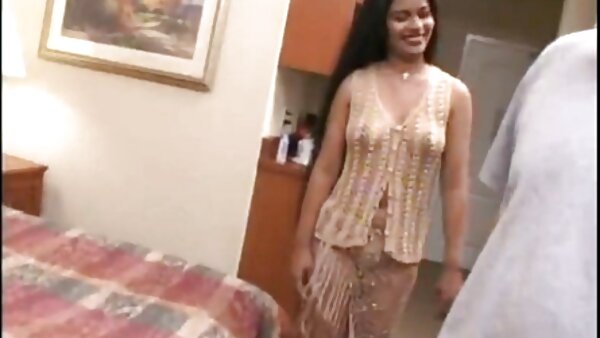 Verführerische schlanke Brünette lutscht saftigen Schwanz in hausfrau erotik 69er-Pose in BTS-Sexvideo