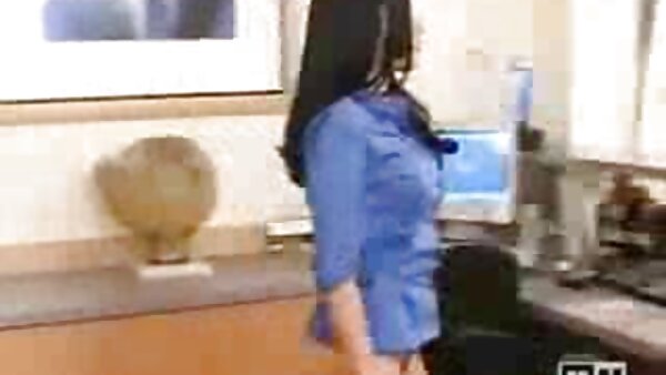 Heiße Brünette in Spitzenstrümpfen ist damit beschäftigt, zwei starke Schwänze zu blasen hausfrauen sextreffen