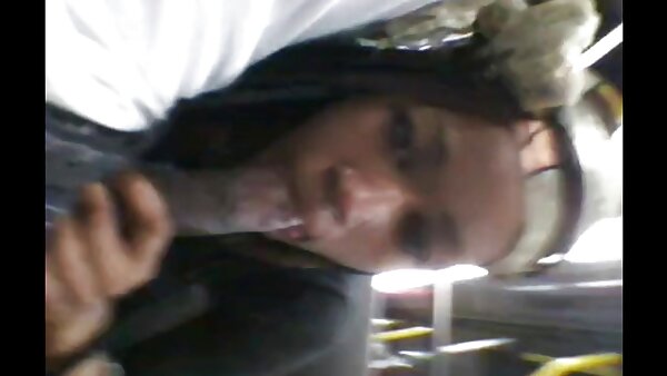 Die schmutzige Hure Val Malone schwitzt während des geile hausfrauen sex Ficks viel