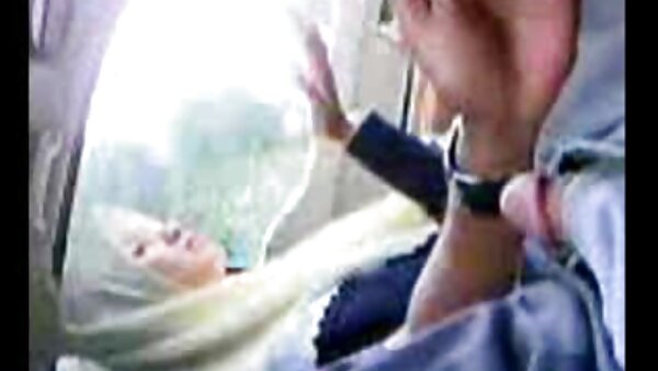 Zickige Blondine mit falschen runden ao hausfrauen Möpsen hart in Doggy-Pose in den Arsch gefickt