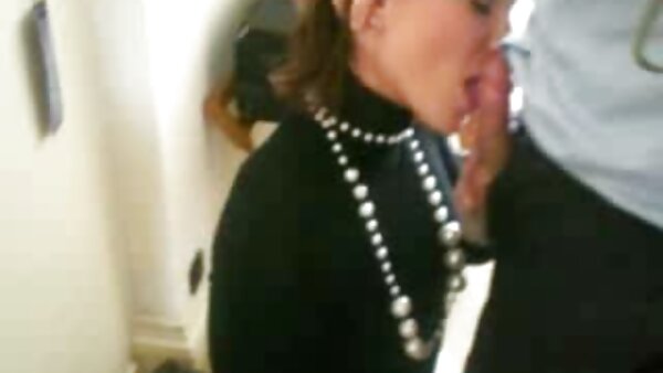 Die brünette Hussy Kisa Sparkle gibt im Badezimmer einen Tittenjob und hausfrauen sec einen Blowjob