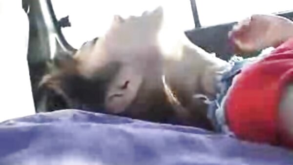 Typ wichst seiner versauten blonden hausfrauen erotik Freundin ins Gesicht