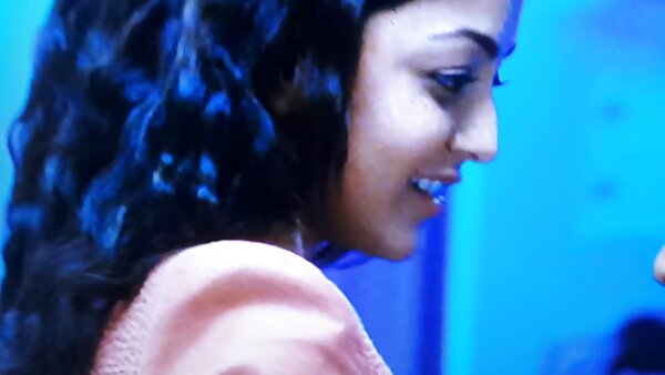 Die heißblütige Brünette reitet auf einer reife hausfrauen fleischigen Stange und gibt einen Blowjob