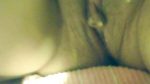 Mia Lelani brachte ihre deutsche hausfrauen beim sex Sockenlutschtechniken auf Profi-Niveau