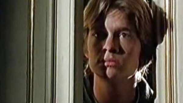 Hilflose kahlköpfige Hure wartet auf hausfrauen beim sex Folter