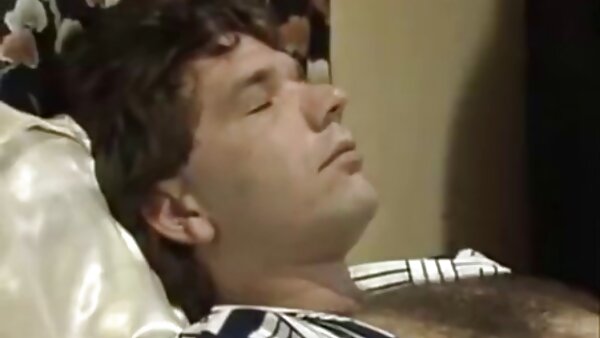 T-Girl in sexy Dessous und Strümpfen Valentina Hott spielt mit einem harten großen deutsche lesbische hausfrauen Schwanz