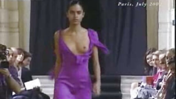 Langbeinige Blondine in hausfrauen sexdate kurzem Latexkleid und hohen Kniestiefeln Fergie zieht sich aus