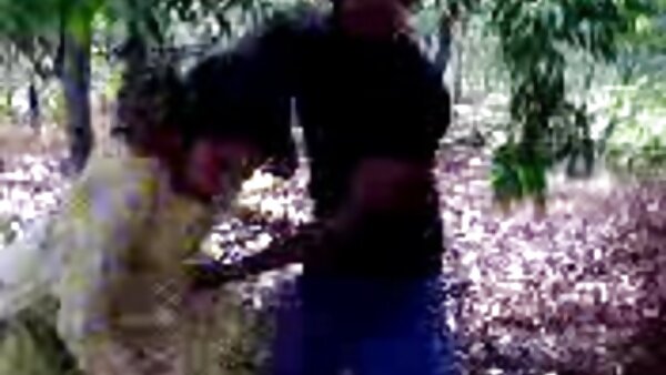 Die Latexschlampe Lucy Latex bekommt ihren Muff von reife hausfrauen privat einer geilen und versauten Mater geknallt