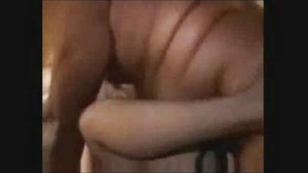 Anzügliche lesbische Babes genießen es, sich gegenseitig die Fotzen zu ficken und zu lesbische hausfrauen lecken