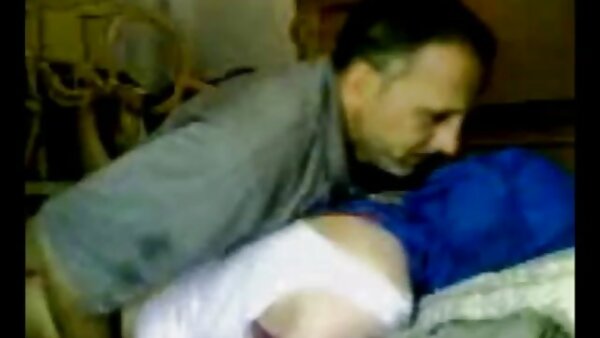 Versautes Küken lutscht sexy deutsche hausfrauen auf der Halloween-Party leidenschaftlich einen Schwanz nach Sperma