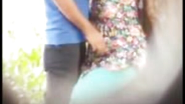 Babe mit kleinen Titten sitzt geile scharfe hausfrauen durstigen Typen gegenüber, bevor sie einen Deepthroat-Blowjob gibt