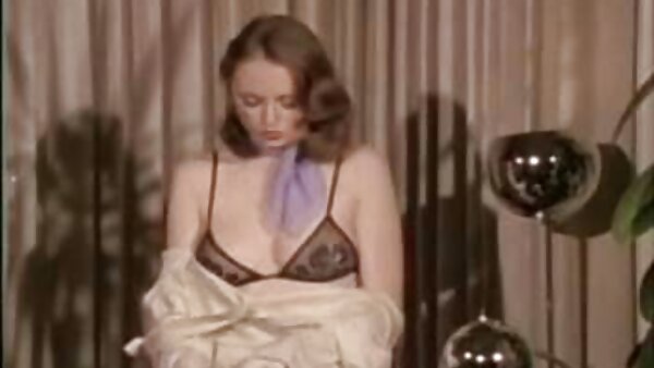 Wunderschönes brünettes Luder gibt Schwanz hausfrauen gratis und bekommt ihre Muschi hart gefingert