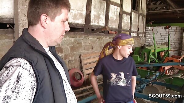 Der lesbische hausfrauen Hurenbrünette macht es nichts aus, einen Schwanz direkt neben dem Fenster zu lutschen