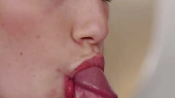 Das majestätische japanische Kätzchen reife hausfrauen sex Saori Yoshikawa seift ihren kurvigen Körper ein