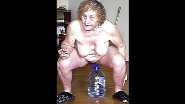 Die lüsterne asiatische Hottie hausfrau sexy Tomomi gibt ihrem Lover einen heißen Blowjob