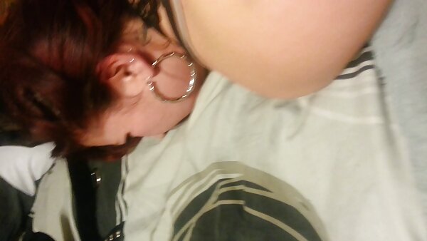 Der nette Teenie Scarlett sex hausfrau Bloom wechselt ihre Kleidung