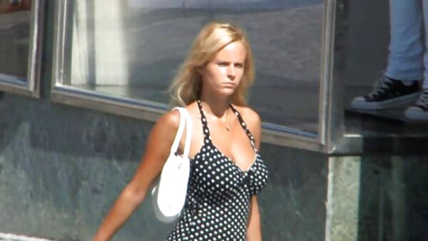 Vollbusige, süße, blonde Teenie-Studentin lockt geilen Tutor an, reifer hausfrauensex um seinen Schwanz zu lutschen