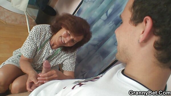 Gleich aussehende kastanienbraune Küken mit sexy Make-up lutschen deutscher hausfrauensex köstliche große Schwänze