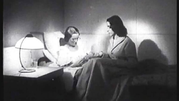 Atemberaubende blonde Schlampe fickt ihre reife hausfrau sucht Muschi mit großem Vibrator